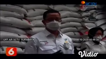 Mensos Juliari P Batubara didampingi Wali Kota Surabaya, dan Dirut PT Pos Indonesia pada Rabu sore meninjau bantuan sosial tunai (BST) senilai Rp 300 ribu bagi warga yang terdampak Covid-19.