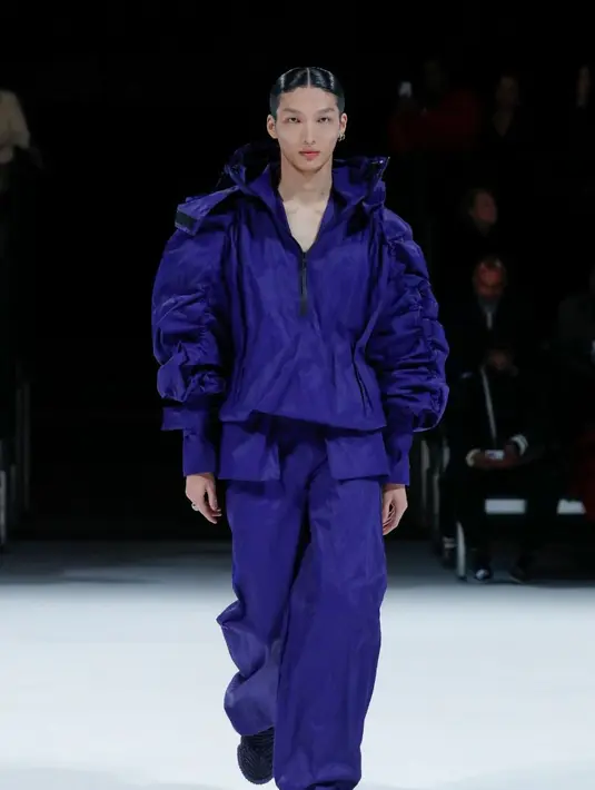 Sementara itu untuk koleksi Salon 03 tetap menampilkan banyak rona Kelly Green seperti koleksi Salon 02 sebagai khas merek asal Italia tersebut. (Foto: Dok. Bottega Veneta)