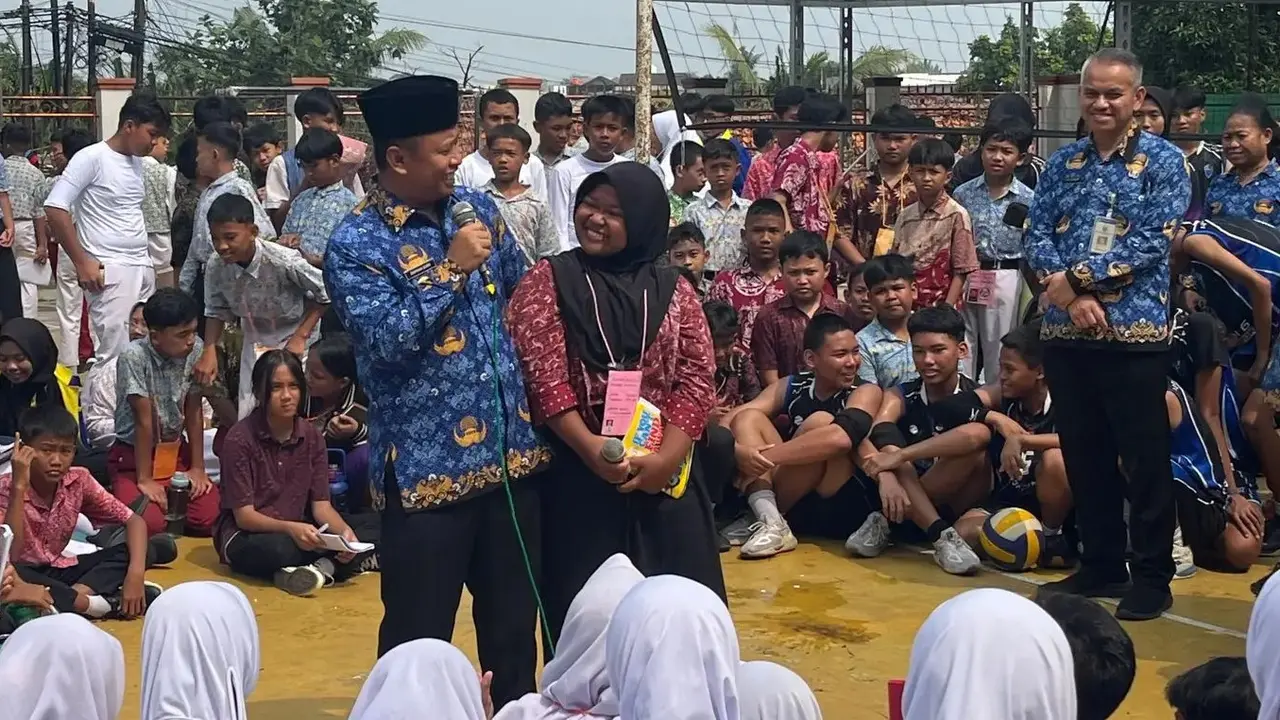 Wali Kota Depok, Supian Suri berinteraksi dengan siswa yang mengikuti MPLS di SMPN 6 Depok (Istimewa)