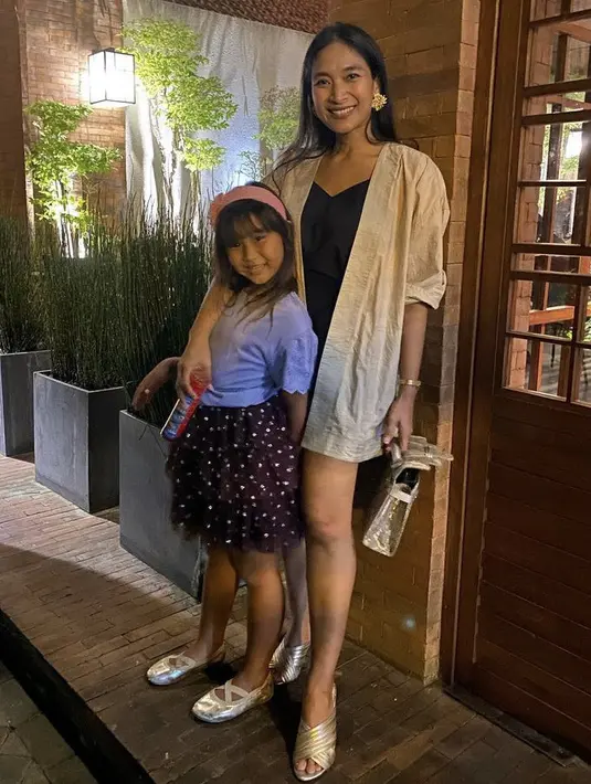 Saat hangout, keduanya pun tampil dengan gaya pakaian yang santai. @happysalma