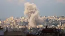 Media pemerintah setempat memberitakan sejak Selasa (12/11/2024) pagi, Israel melancarkan lebih dari selusin serangan udara di Beirut selatan. (Anwar AMRO/AFP)