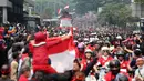 Ribuan masyarakat saat menyambut Timnas Indonesia U-22 dan kontingen Indonesia untuk SEA Games 2023 saat pawai Kira87uara yang berlangsung dari Kemenpora hingga GBK, Jakarta, Jumat (19/05/2023). (Bola.com/Bagasakra Lazuardi)