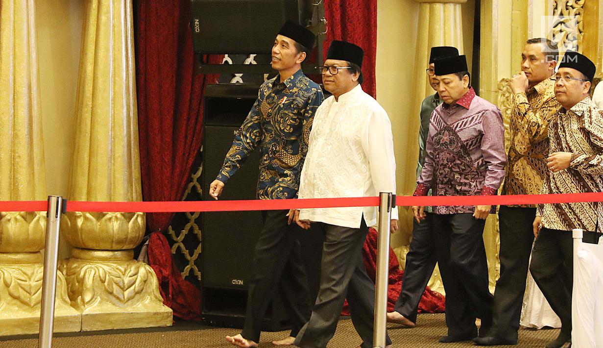 Presiden Jokowi didampingi Ketua DPD Oesman Sapta Oedang, Ketua DPR Setya Novanto, dan Ketua MPR Zulkifli Hasan saat menghadiri acara buka puasa bersama Anggota DPD RI di Kediaman Ketua DPD, Kuningan, Jakarta, Selasa (6/6). (Liputan6.com/Angga Yuniar)