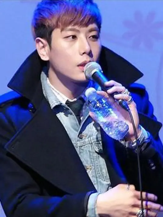 Penyanyi Korea Park Hyo Shin mengatakan kepada fansnya saat konser pada tahun 2009 bahwa ia telah melakukan operasi pada matanya agar terlihat lebih baik di layar. (via dramafever.com)