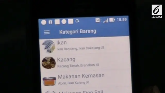 Masyarakat kini bisa melakukan segala aktivitas di pasar tradisional hanya melalui aplikasi online di smartphone saja.