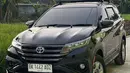Modifikasi OEM look menggunakan velg kepunyaan kendaraan lain pun bisa menjadi pilihan untuk memodifikasi Rush atau Terios menjadi lebih kece. (Source: Instagram/@rusherhitam)