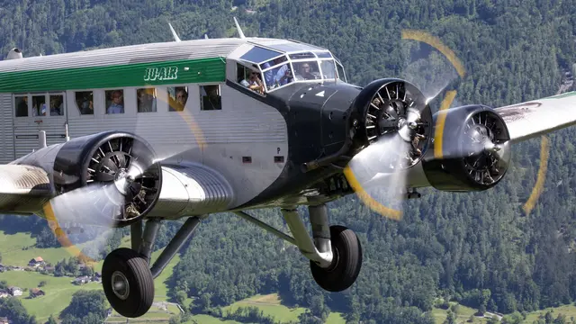 Pesawat Ju-52, pesawat wisata buatan tahun 1930-an, jatuh di Pegunungan Alpen Swiss, menewaskan 20 orang penumpang dan awak kabin (AFP)