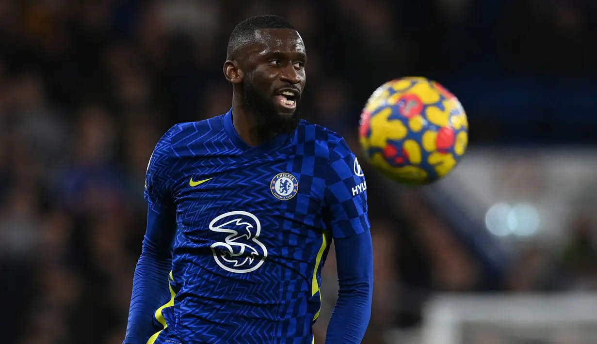 Antonio Rudiger. Bek tengah Jerman berusia 29 tahun yang baru saja meninggalkan Chelsea menuju Real Madrid dengan status bebas transfer ini menjadi salah satu bek termahal yang pernah dimiliki The Blues. Ia didatangkan Chelsea dari AS Roma pada awal musim 2017/2018 dengan nilai transfer 35 juta euro atau kini setara Rp529 miliar. Selama total 5 musim membela Chelsea, ia total tampil dalam 202 laga di semua ajang dengan torehan 12 gol dan 17 assist. (AFP/Glyn Kirk)