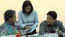 Ketua KPU Husni Kamil Manik berbincang dengan Komisioner Hadar Nafis Gumay dan Ida Budhiati saat memimpin uji publik rancangan peraturan KPU tentang Pilkada 2017, Jakarta, Senin (18/4). (Liputan6.com/Helmi Afandi)