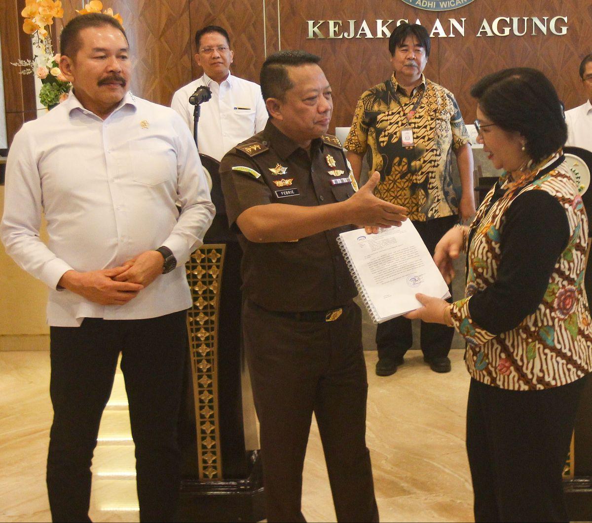 Jaksa Agung Sanitiar Burhanuddin (kiri) menyaksikan penyerahan laporan hasil penghitungan kerugian negara dalam kasus korupsi timah oleh Deputi Bidang Investigasi Badan Pengawasan Keuangan dan Pembangunan (BPKP) Agustina Arumsari (kanan) kepada&nbsp;Jaksa