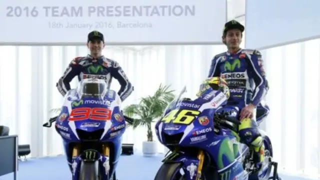 Jorge Lorenzo (kiri) dan Valentino Rossi
