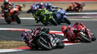 Pembalap asal Spanyol dari tim Aprilia Racing, Jorge Martin (depan kiri), dan pembalap asal Spanyol dari tim Ducati Lenovo, Marc Marquez (depan kanan), berpartisipasi dalam balapan MotoGP Grand Prix Inggris di Sirkuit Silverstone, Inggris bagian tengah, pada 9 Agustus 2026. (Glyn KIRK/AFP)