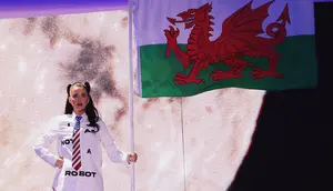 Gaya Nostalgia Katy Perry di Konser Amal 2026, Kenakan Outfit Ikonis Era 2009 demi Aksi Sosial