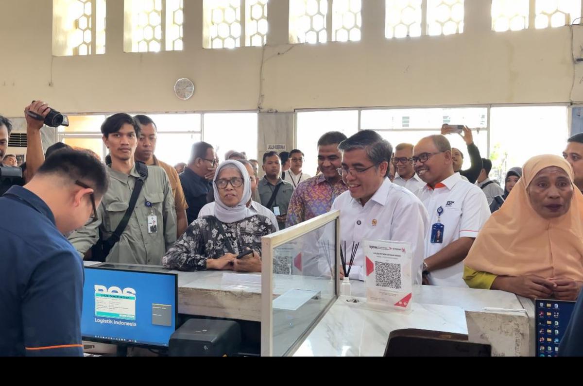 meninjau penyaluran Bantuan Subsidi Upah (BSU) di Kantor Pos Makassar Jalan Slamet Riyadi