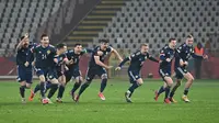 Pemain Skotlandia merayakan kemenangan atas Serbia pada babak playoff Piala Eropa 2020 di Red Star Stadium, Jumat (13/11/2020) dini hari WIB. Skotlandia menang 5-4 atas Serbia lewat adu penalti. (AFP/Andrej Isakovic)