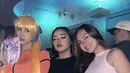 Anya Geraldine tampil mengenakan crop orange lengan panjang bergaris hitam dipadukan overall ungu senada dengan pitanya yang disematkan di rambut kuncir dua blondenya. Caitlin Halderman cosplay jadi Barbie dengan tanktop punk dan rok tutu putih. [@anissaica]