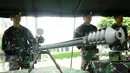 Penembak jitu bersiap saat Apel Operasi Pengamanan VVIP KTT Luar Biasa OKI 2016 di Makodam Jaya, Jakarta, Kamis (25/2/2016). 3.600 personil TNI disiagakan untuk pengamanan KTT Luar Biasa OKI ke-3, 6-7 Maret mendatang. (Liputan6.com/Helmi Fithriansyah)