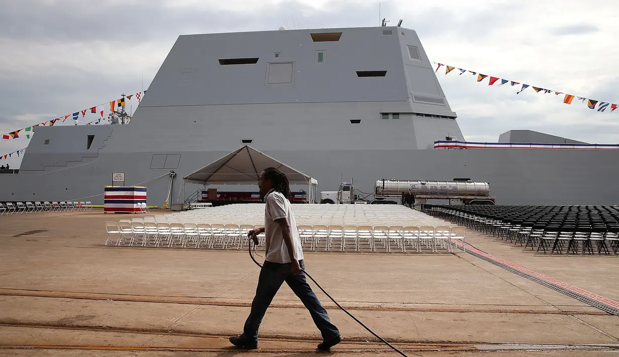 Seorang pekerja saat mempersiapkan lokasi untuk upacara pelantikan kapten Kapal USS Zumwalt di Baltimore, Maryland, AS (13/10). Kapal ini diambil dari nama Laksamana Elmo Zuwalt, perwira legendaris AS. (AFP Photo/Mark Wilson)