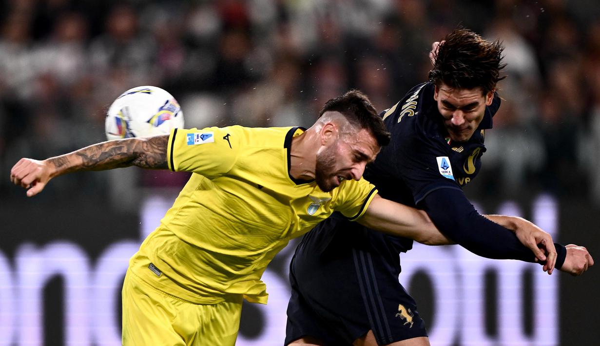 Pemain belakang Lazio Mario Gila (kiri) berebut bola dengan Dusan Vlahovic (Juventus) pada lanjutan Serie A Italia di Stadion Allianz, Turin pada Sabtu 19 Oktober 2024 atau Minggu (20/10/2024) dini hari WIB. (MARCO BERTORELLO/AFP)