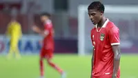 Pemain Timnas Indonesia U-20, Hugo Samir, tertunduk lesu setelah ditaklukkan Guatemala pada laga turnamen mini di Stadion Utama Gelora Bung Karno (SUGBK), Selasa (21/2/2023). Indonesia menyerah 0-1 dari Guatemala. (Bola.com/M Iqbal Ichsan)