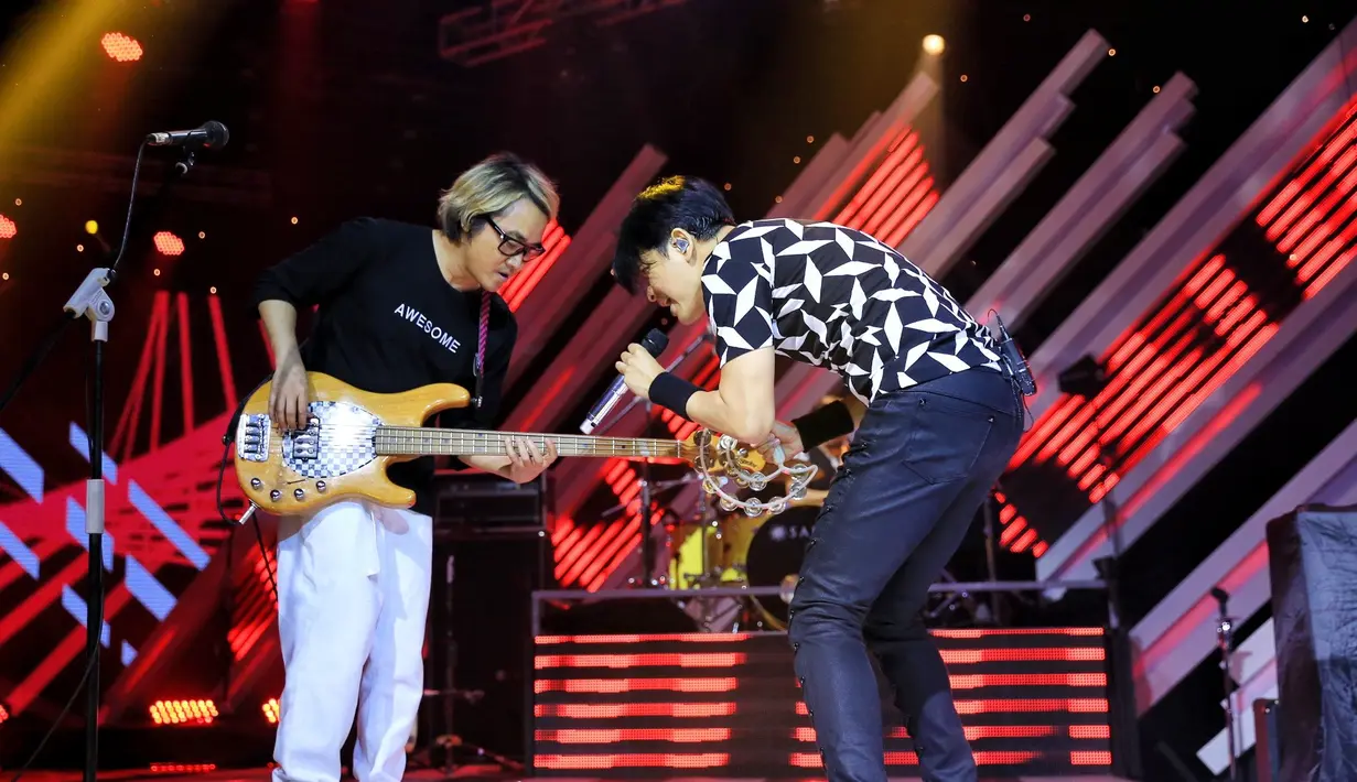 Aksi Gigi langsung menyulut andrenalin para penonton yang memenuhi area konser The Biggest Concert Super Band. Aksi Armand CS itu sukses membakar semangat para penonton yang memadati arena. (Adrian Putra/Bintang.com)