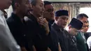 Tidak hanya Anang, tapi juga anak-anaknya dari pernikahannya sebelumnya. Azriel nampak terlihat dalam barisan sang ayah. Sedangkan Aurel berada dibarisan perempuan. (Nurwahyunan/Bintang.com)