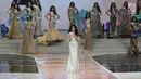 Finalis Puteri Indonesia asal  D.I. Yogyakarta saat tampil pada Malam Puncak Puteri Indonesia 2018 di JCC, Jakarta, Jumat (9/3). (Liputan6.com/Herman Zakharia)