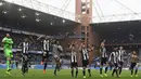 Para pemain Juventus merayakan kemenangan atas tuan rumah Sampdoria. Hasil ini membuat Si Nyonya Tua kian kokoh memimpin Liga Italia dengan unggul delapan poin dari AS Roma di posisi kedua. (AFP/Miguel Medina)