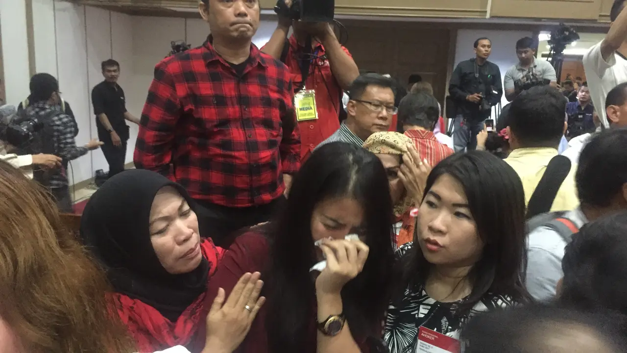 Tangis Pendukung Ahok Pecah Di Ruang Sidang