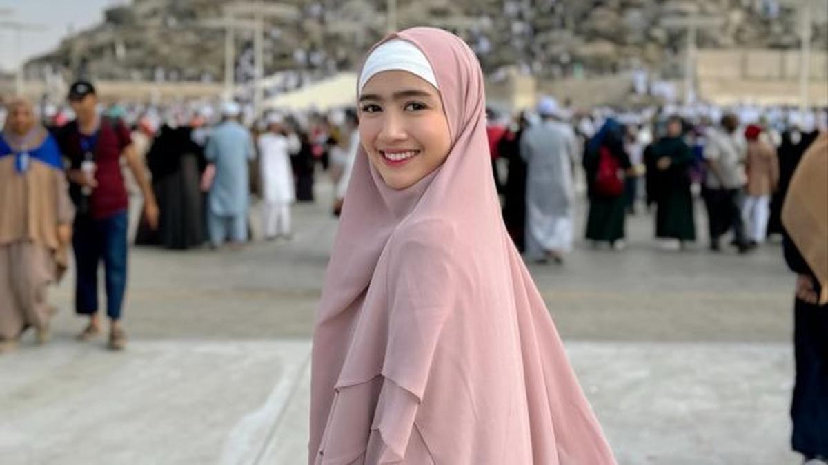 4 Potret Cantik Febby Rastanty saat Jalani Umrah, Penampilan Syar'i Pancarkan Aura Memikat