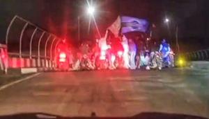 Sekelompok orang membawa senjata tajam melakukan konvoi di Sukabumi