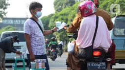 Penjual jasa penukaran uang baru menawarkan uang baru kepada pengguna Jalan Otista Raya di Karawaci, Kota Tangerang, Senin (10/5/2021). Penjual jasa penukaran uang baru musiman tersebut mulai bermunculan menjelang lebaran yang dikenakan tarif jasa sebesar 10 persen. (Liputan6.com/Angga Yuniar)