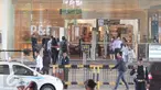Sejumlah pengunjung tetap berbelanja dan beraktivitas seperti biasa di Mal Grand Indonesia, Jakarta, Jumat (15/1/2016). Pasca serangan teroris yang terjadi di Kawasan Thamrin tidak berdampak besar pada pusat perbelanjaan. (Liputan6.com/Angga Yuniar)