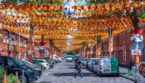 Jalanan di Den Haag, Belanda disulap menjadi lautan oranye jelang Piala Dunia 2026. (AP Photo/Patrick Post)