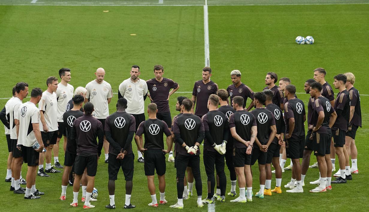 Pelatih Jerman, Rudi Voeller, memberikan arahan kepada anak asuhnya saat mengikuti sesi latihan jelang laga melawan Prncis pada laga uji coba di Stadion Signal Iduna Park, Jerman, Senin (11/9/2023). (AP Photo/Martin Meissner)