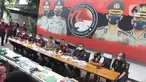 Dirnarkoba Polda Metro Jaya Kombes Mukti Juharsa (keempat kanan) memberikan keterangan terkait pengungkapan jaringan narkoba internasional di Polda Metro Jaya, Jakarta, Kamis (9/12/2021). Pengungkapan dilakukan Ditnarkoba Polda Metro Jaya bersama Ditjen Bea Cukai. (Liputan6.com/Herman Zakharia)