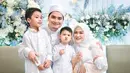 Tak hanya itu, terlihat kedua putra mereka dari pernikahan sebelumnya, yaitu Yusuf dan Zayn juga tampil gemas mengenakan gamis senada. Mereka mengabadikan momen dengan foto keluarga bersama. (Liputan6.com/IG/@malycaphoto)