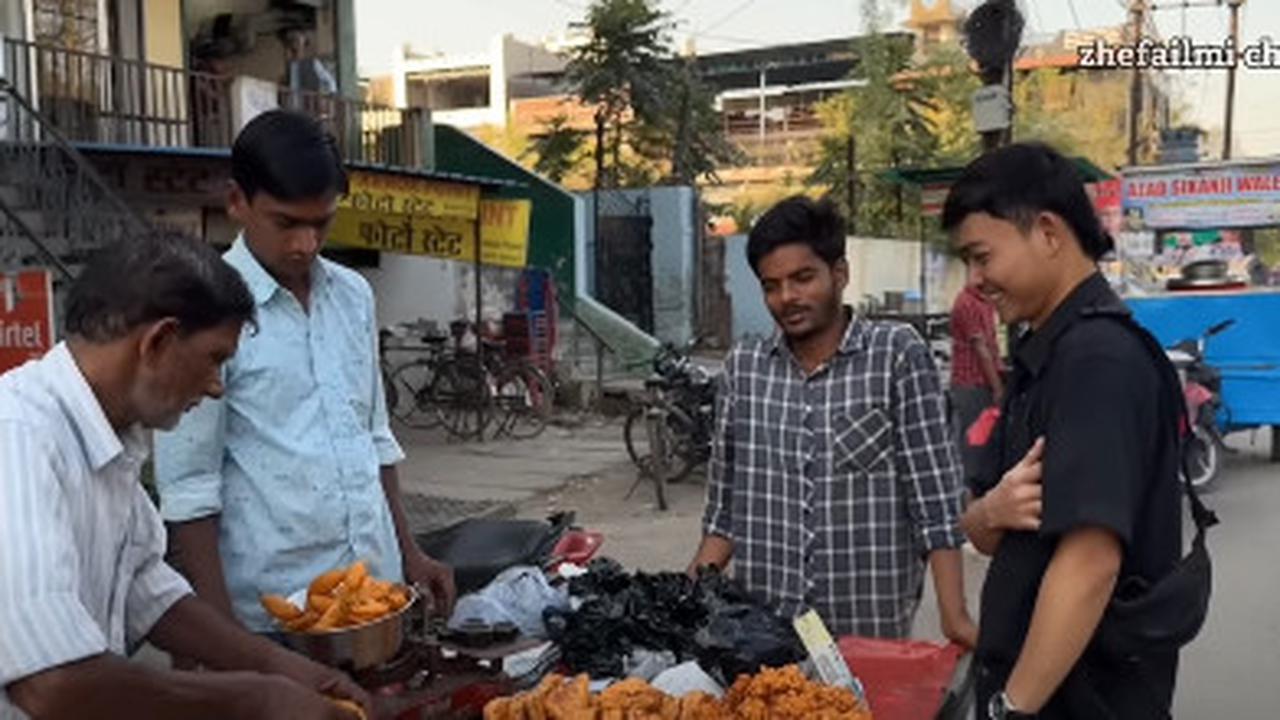 Unik Banget, Beli Gorengan Untuk Takjil di India Sistemnya Pakai Timbangan