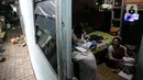 Anak-anak belajar di salah satu rumah di kawasan Kampung Akuarium, Jakarta, Selasa (17/2/2021). Peningkatan jumlah penduduk miskin Indonesia karena penurunan pendapatan yang dialami oleh hampir seluruh lapisan masyarakat akibat pandemi corona COVID-19. (Liputan6.com/Faizal Fanani)