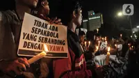 Massa yang tergabung dalam Ultras Garuda Jakarta menggelar aksi seribu lilin dan tabur bunga untuk korban kerusuhan Stadion Kanjuruhan Malang di depan Stadion Gelora Bung Karno (GBK), Jakarta, Minggu (2/10/2022). Aksi yang diikuti ratusan pecinta sepakbola di Jakarta tersebut sebagai bentuk belasungkawa terhadap ratusan korban yang tewas dalam kerusuhan di Stadion Kanjuruhan Malang kemarin. (merdeka.com/Iqbal S Nugroho)