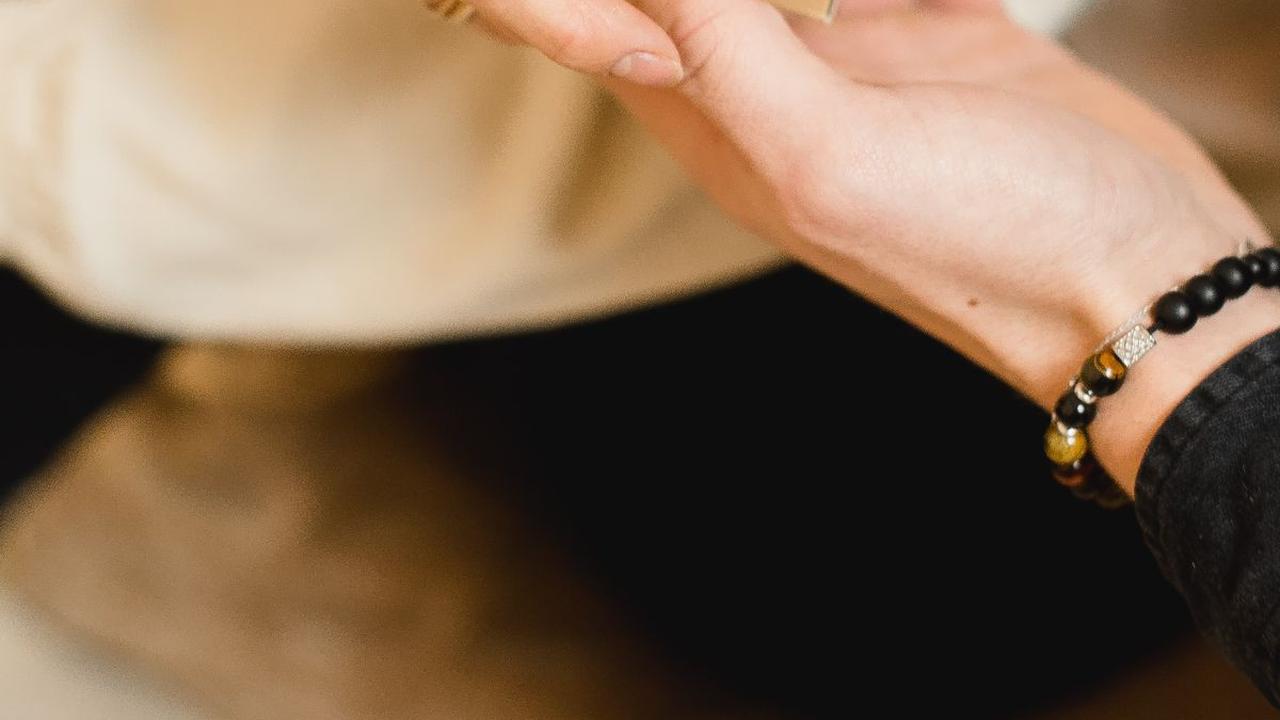 Mencari jodoh adalah perjalanan hidup yang penuh dengan ketidakpastian dan kejutan. Setiap orang memiliki kisah uniknya sendiri dalam menemukan pasangan hidup. Jodoh adalah rahasia Ilahi yang tak pernah bisa diprediksi. Dalam Islam, jodoh diyakini akan da