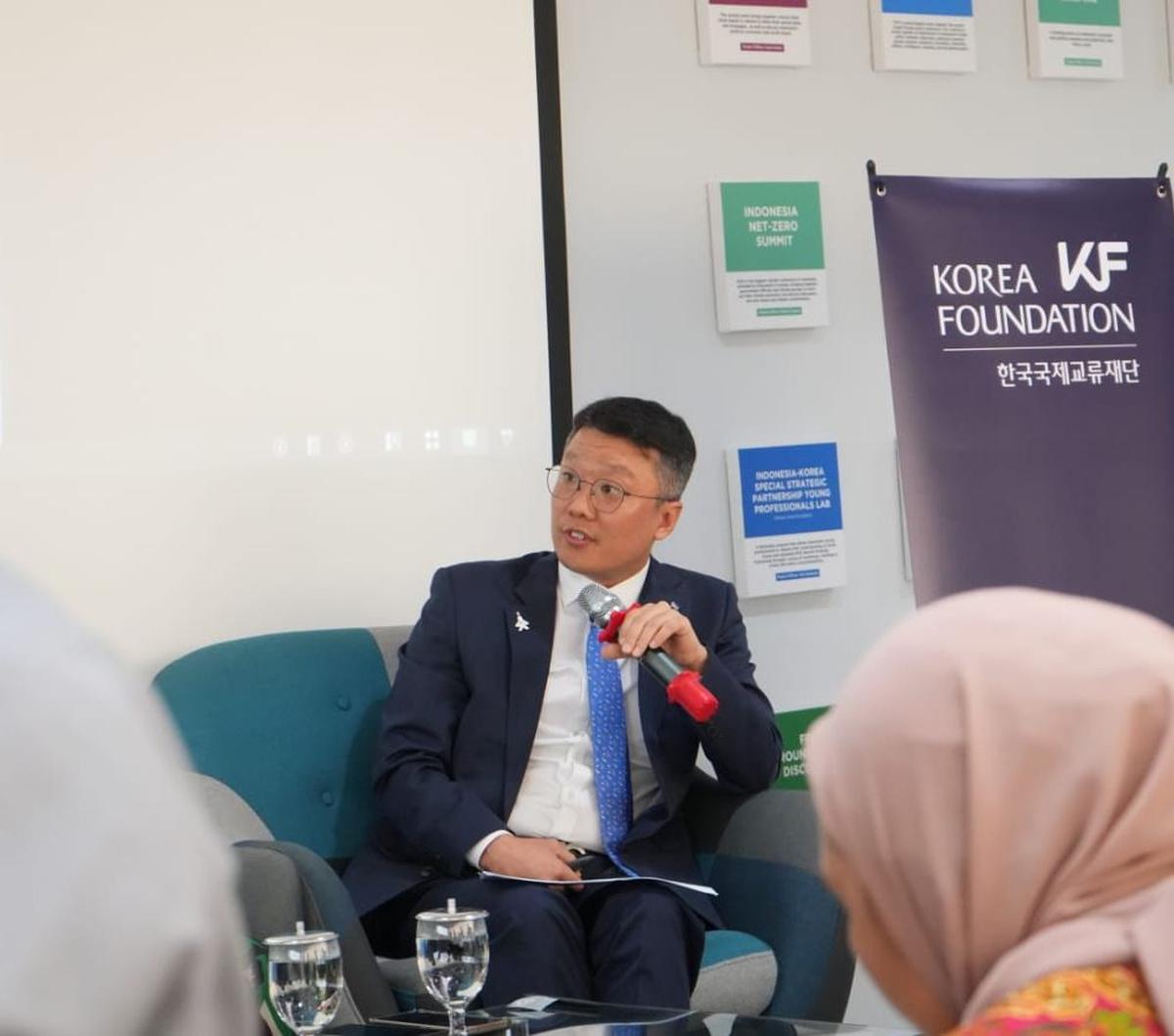 "Saya harap pemerintah Korea dan Indonesia bisa menemukan solusi akhir bagaimana menyelesaikan isu krusal ini," harap Bong.