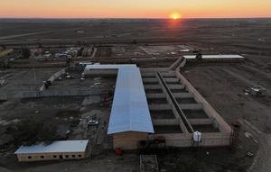 Foto udara kompleks penjara Shaddadeh di timur laut Suriah, Selasa (20/1/2026), sehari setelah otoritas Suriah melaporkan kaburnya anggota ISIS saat bentrokan antara militer Suriah dan pasukan Kurdi SDF. (Dok. AP Photo/Ghaith Alsayed)