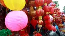 Pernak-pernik Imlek yang dijajakan pedagang di Kawasan Pasar Glodok Pancoran, Jakarta Barat, Jumat (13/1/2023). Menurut salah satu pedagang penjualan tahun ini lebih ramai dibandingkan dengan dua tahun sebelumnya imbas pandemi COVID-19. (Liputan6.com/Johan Tallo)