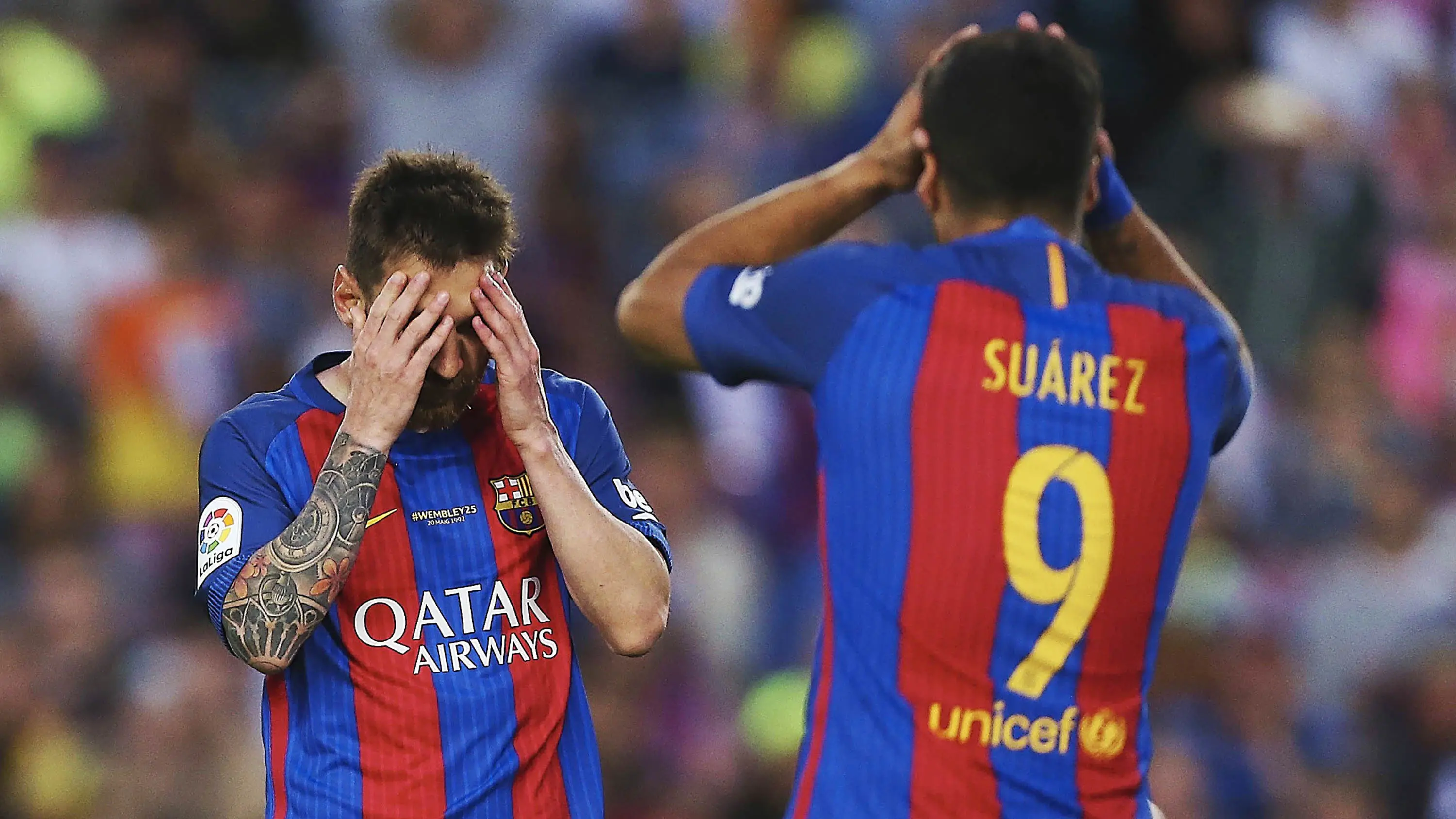 Striker Barcelona, Lionel Messi  dan Luis Suarez tampak kecewa usai pertandingan melawan Eibar pada laga pekan terakhir La Liga di Camp Nou, Minggu (21/5/2017). Barcelona menang 4-2. (EPA/Alenjandro Garcia)