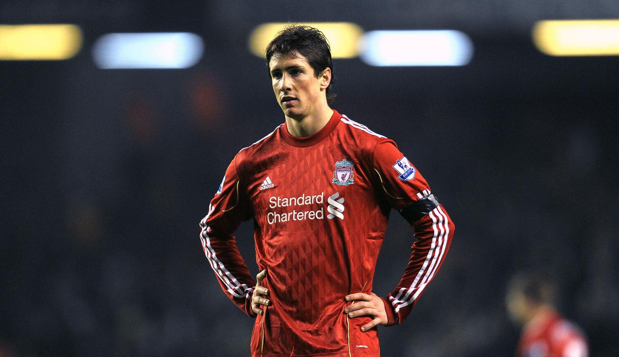 Fernando Torres mengalami kemerosotan karier usai memutuskan hengkang ke Chelsea. Walapun berstatus sebagai pemain termahal, ia hanya mampu mencetak 20 gol dari 110 laga. Hal tersebut membuat dirinya lebih banyak dipinjamkan dan akhirnya dilepas secara gratis oleh The Blues. (AFP/Andrew Yates)