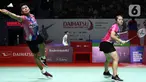 Pasangan ganda campuran Indonesia, Praveen Jordan/Melati Daeva Oktavianti bertanding melawan wakil India, Ishaan Bhatnagar/Tanisha Crasto pada babak 32 besar Indonesia Masters 2022 di Istora Senayan, Jakarta, Rabu (8/6/2022). Praveen Jordan/Melati Daeva Oktavianti unggul 21-14, 16-21, dan 21-12. (Liputan6.com/Helmi Fithriansyah)