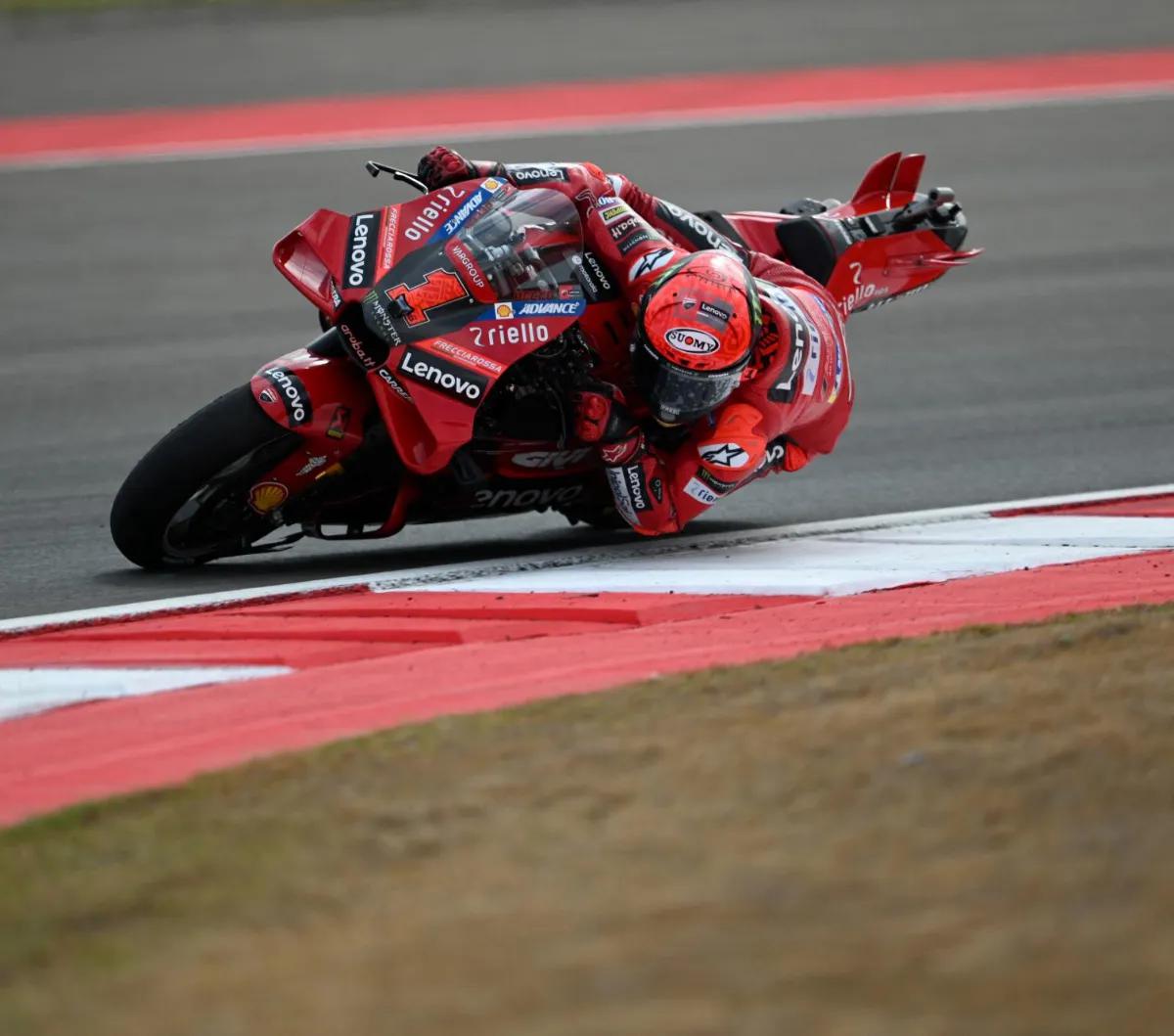 Pembalap Ducati Lenovo Team, Francesco Bagnaia alias Pecco tampil gemilang dan berhasil menjadi yang tercepat usai finis terdepan dalam balapan&nbsp; MotoGP Mandalika 2023 di Mandalika International Street Circuit, Lombok, Minggu (15/10/2023) siang.<br>