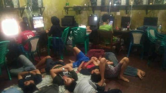7 Potret Kocak Kejadian Tak Biasa di Warnet, Bikin Kamu Senyum