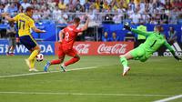 Salah satu aksi Jordan Pickford saat Inggris mengalahkan Swedia 2-0 pada perempat final Piala Dunia 2018. (EMMANUEL DUNAND / AFP)
